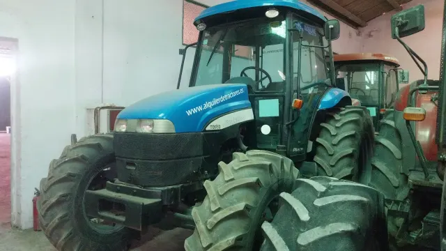 Tractor New Holland TD95D en alquiler en Huelva | Myrentix