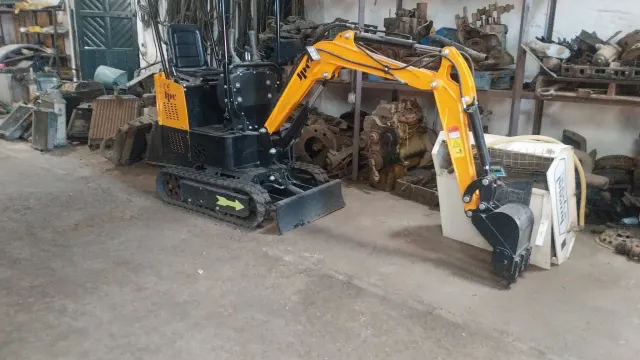 Mini retroexcavadoras JPC en alquiler en Huelva | Myrentix