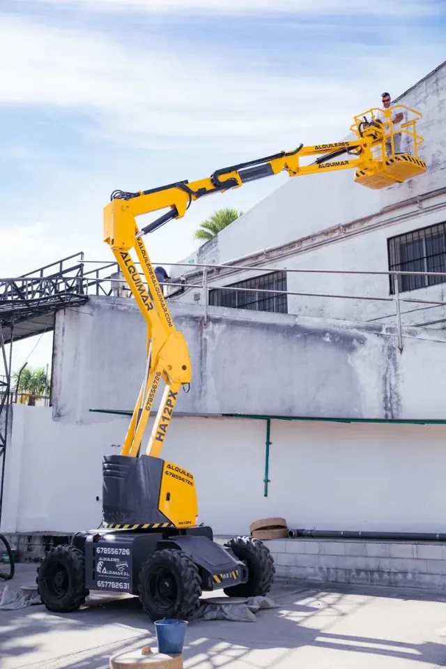 Plataforma elevadora de brazo articulado diésel en alquiler en Málaga | Myrentix